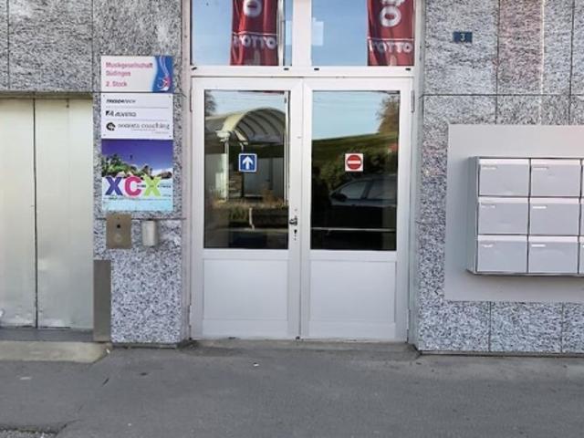 Restaurant spacieux et lumineux situé sur la Warpelstrasse à Düdingen