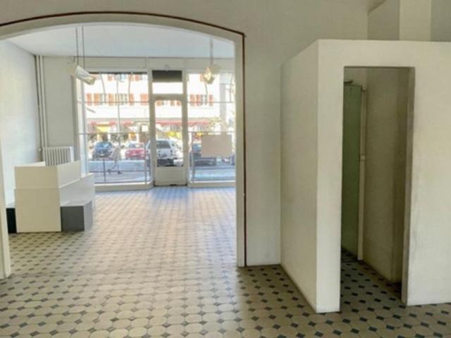 Local commercial avec vitrines