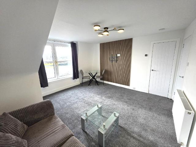 Commerce Street, City Centre. 1 bed flat to rent £625 pcm £144 pw