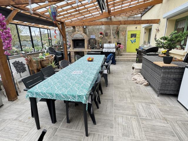 Commerces à pied. 170 m2 habitable avec dépendance de 60 m2
