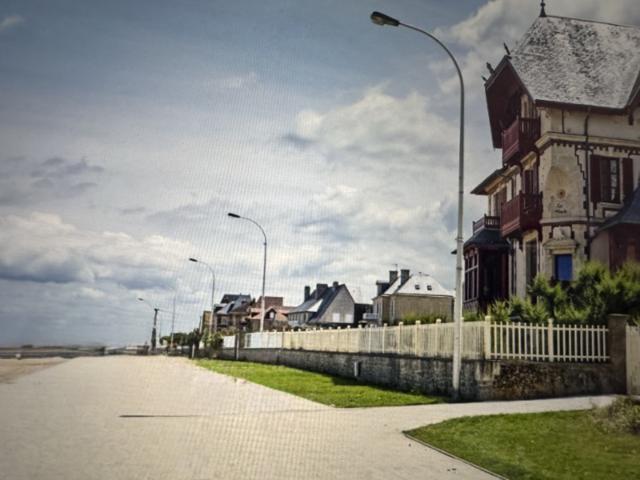 Commerces et plage tout à côté