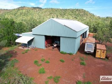 COMMERCIAL INDUSTRIAL LARGE SCALE SHED WITH ACCOMMODATION AND ABLUTION BLOCK. EQUIPPED WITH SERVICES. READY TO OPERATE