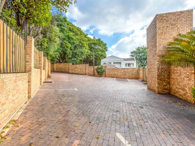 Commercial Property in Northcliff To Rent