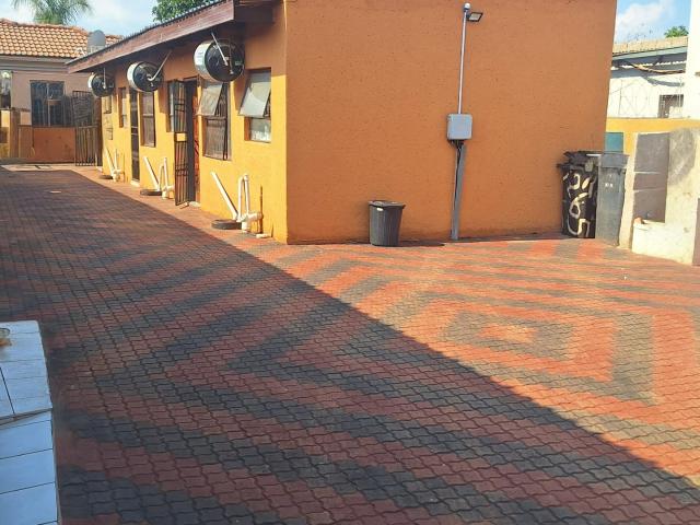 Commercial Property in Aluta Park For Sale