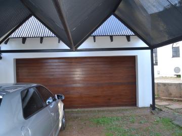 Commercial Property in Die Hoewes For Sale