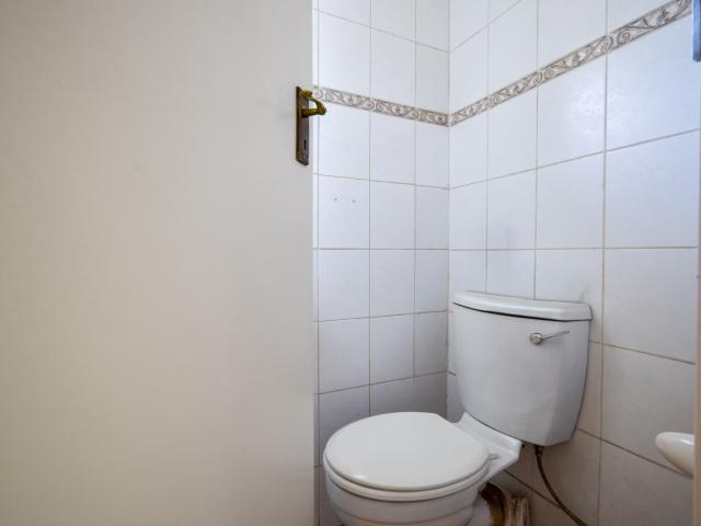 Commercial Property in Die Hoewes To Rent