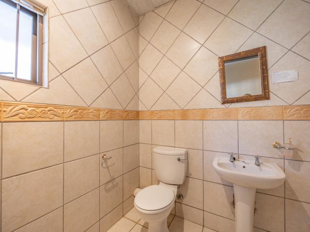 Commercial Property in Die Hoewes To Rent