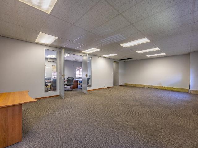 Commercial Property in Die Hoewes To Rent