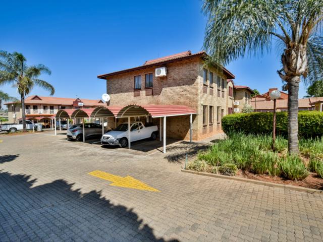 Commercial Property in Die Hoewes To Rent