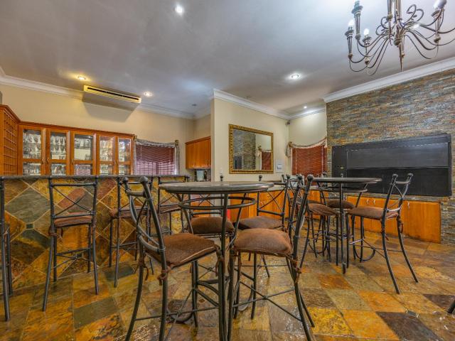 Commercial Property in Die Hoewes To Rent