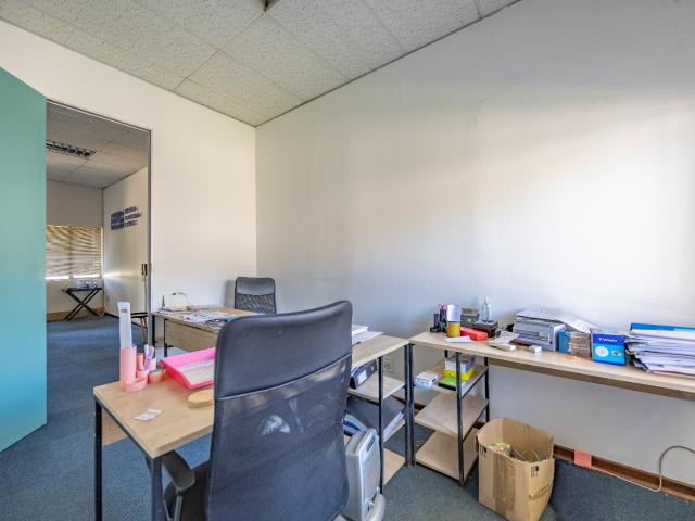 Commercial Property in Die Hoewes To Rent