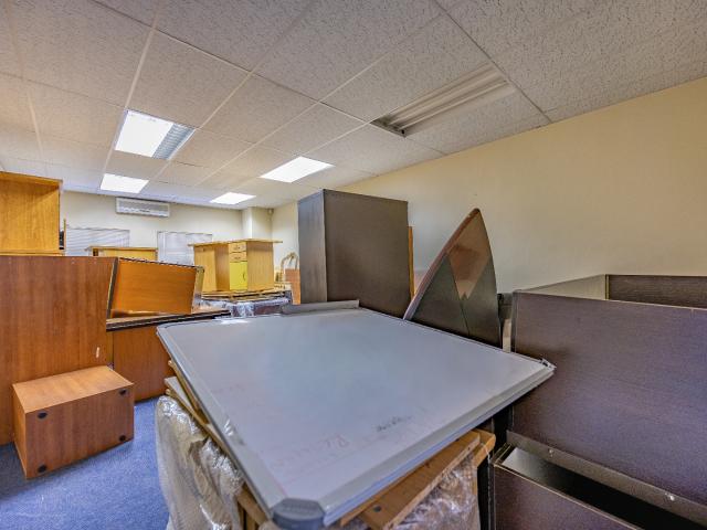 Commercial Property in Die Hoewes To Rent