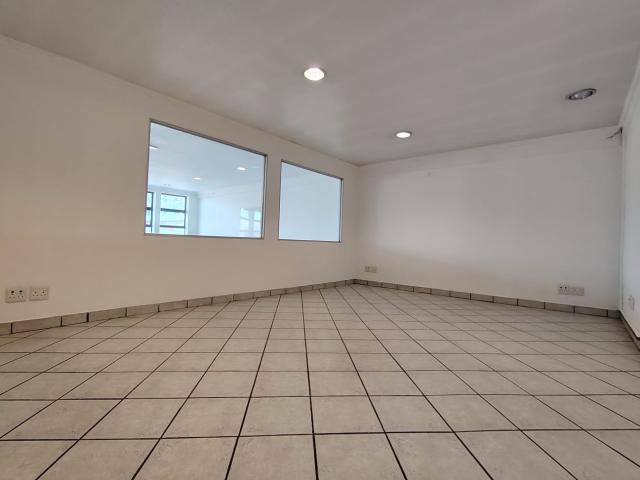 Commercial Property in Raceview To Rent