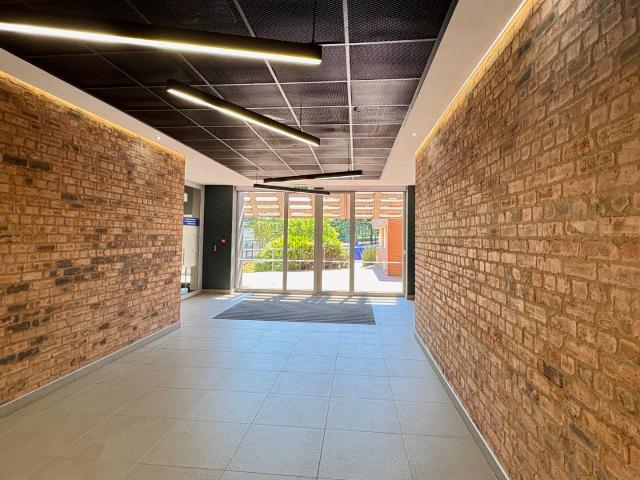 Commercial Property in Somerset Park To Rent