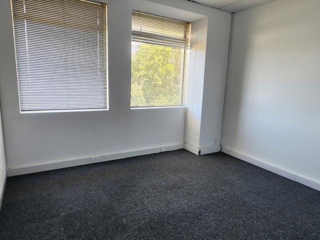 Commercial Property in Somerset Park To Rent