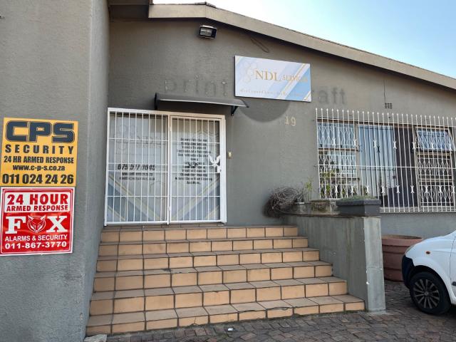Commercial Property in South Crest To Rent