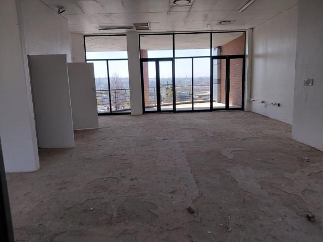 Commercial Property in Zwartkop To Rent
