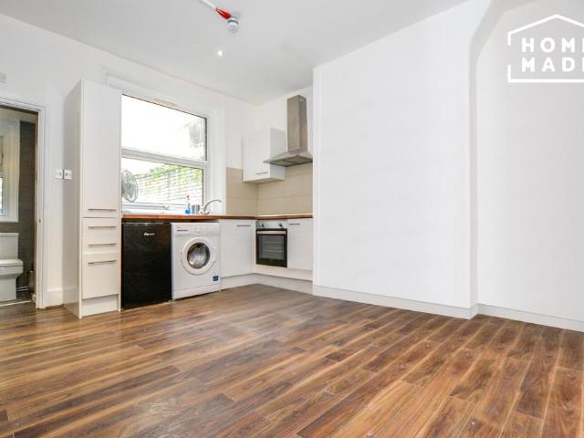 Commercial Road, Aldgate, E1 Studio to rent £1,400 pcm £323 pw