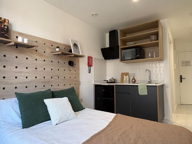 Commercial Road, London E14, Studio to rent, £1,575 pcm | PrimeLocation