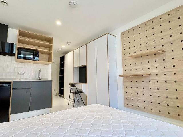 Commercial Road, London E14, Studio to rent, £1,655 pcm | PrimeLocation