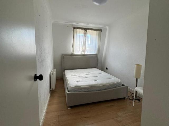 Commercial Road, London E1 2 bed apartment to rent £3,550 pcm £819 pw