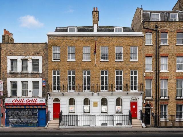 Commercial Road, London E1 2 bed flat to rent £3,000 pcm £692 pw