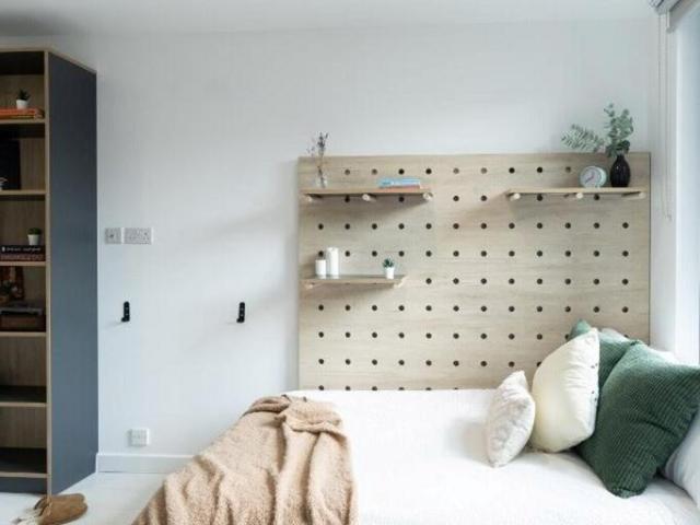 Commercial Road Studio to rent £1,495 pcm £345 pw