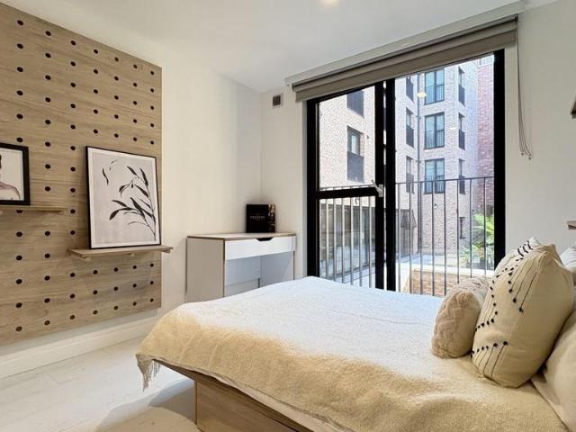 Commercial Road Studio to rent £1,585 pcm £366 pw