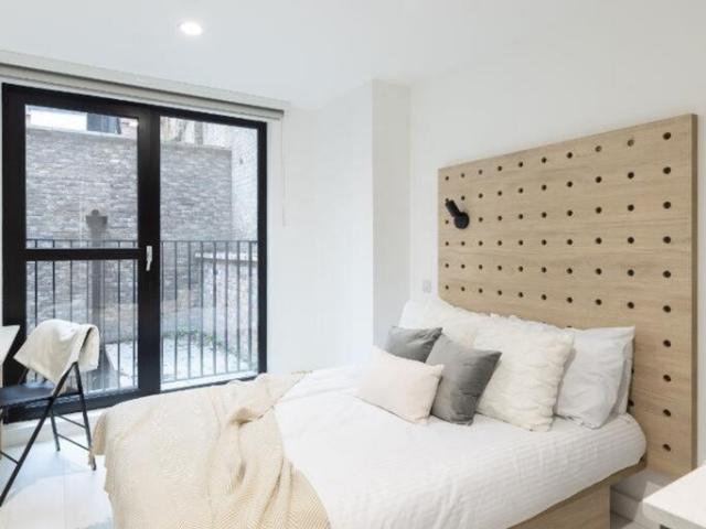 Commercial Road Studio to rent £1,620 pcm £374 pw