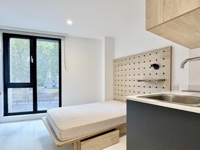 Commercial Road Studio to rent £1,620 pcm £374 pw