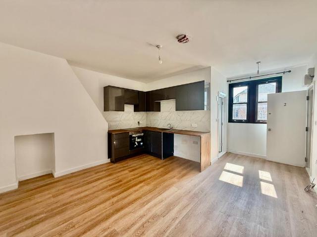 Commercial Road, PORTSMOUTH, PO1 1 bed flat to rent £1,050 pcm £242 pw