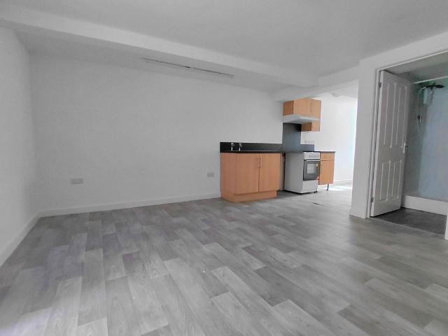Commercial Row, Pembroke Dock. 2 bed flat to rent £625 pcm £144 pw