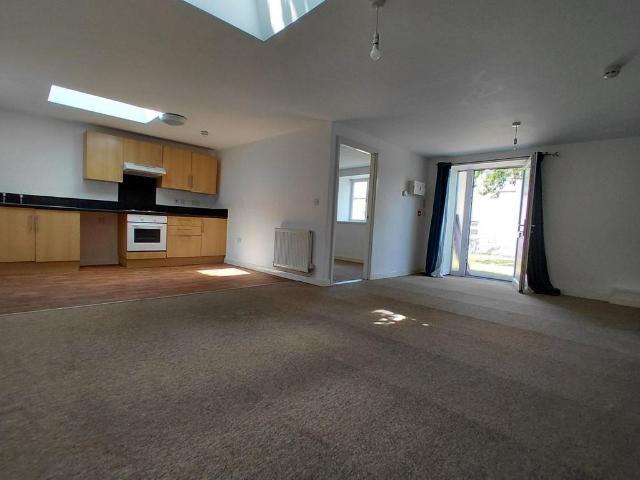 Commercial Row, Pembroke Dock. 2 bed flat to rent £625 pcm £144 pw