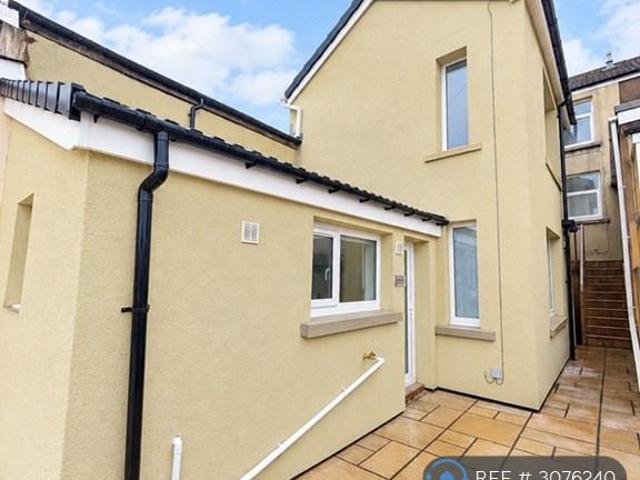 Commercial St, Bargoed, CF81 1 bed flat to rent £675 pcm £156 pw