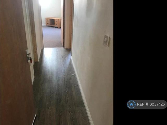 Commercial Street, Aberbargoed. 1 bed flat to rent £550 pcm £127 pw