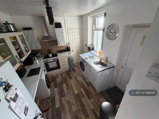 Commercial Street, Aberbargoed, CF81 Studio to rent £500 pcm £115 pw