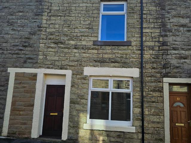 Commercial Street, Bacup OL13 2 bed terraced house to rent £724 pcm £167 pw