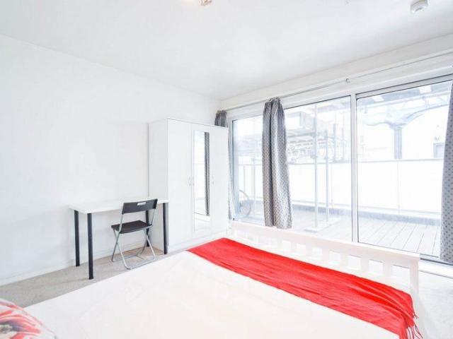 Commercial Street, London E1, 3 bed flat to rent, £3,497 pcm | PrimeLocation
