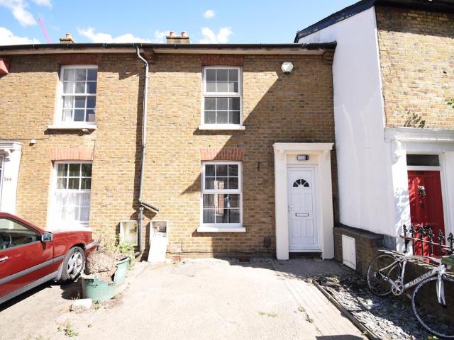 Commercial Way, London SE15 2 bed terraced house to rent £2,400 pcm £554 pw