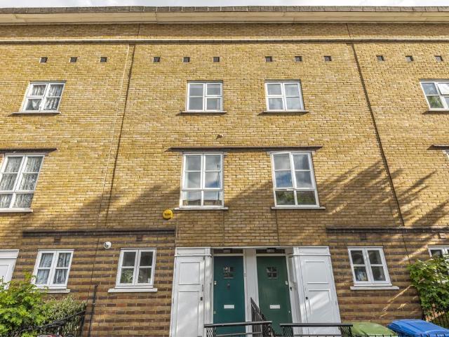 Commercial Way, Peckham, London, SE15 4 bed house to rent £3,500 pcm £808 pw