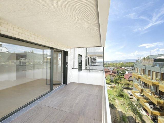 Commission Free: Live Like You're on Holiday: Luxury Living 4th Floor