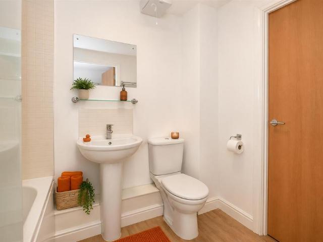Commonwealth Drive, Crawley 1 bed apartment to rent £1,400 pcm £323 pw