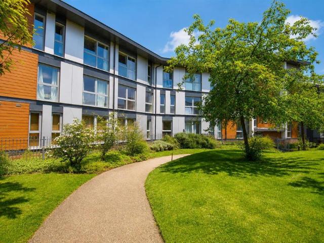 Commonwealth Drive, Crawley 2 bed flat to rent £1,600 pcm £369 pw