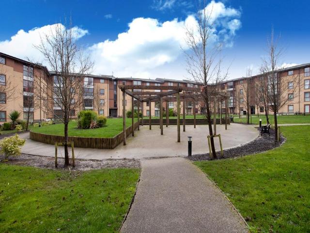 Commonwealth Drive, Crawley RH10 1 bed flat to rent £1,250 pcm £288 pw