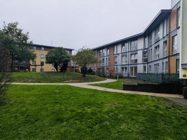 Commonwealth Drive, Crawley, RH10 2 bed flat to rent £1,500 pcm £346 pw