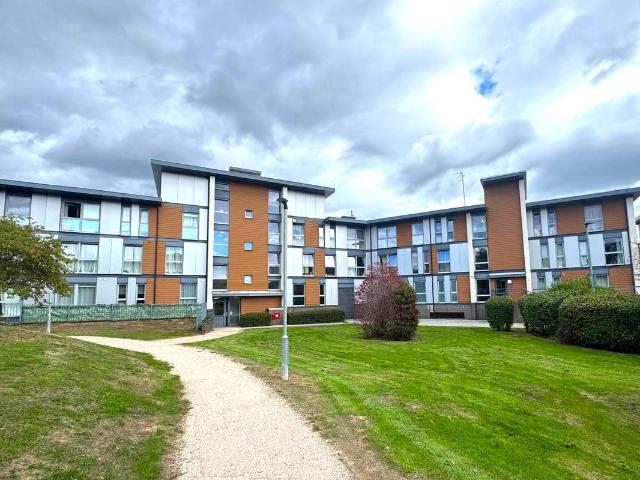 Commonwealth Drive, Crawley RH10, 2 bed flat to rent, £1,500 pcm | PrimeLocation