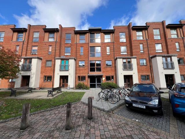 Commonwealth Drive, Crawley, RH10 2 bed flat to rent £1,600 pcm £369 pw