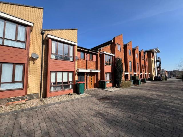 Commonwealth Drive, Crawley, RH10 3 bed house to rent £2,150 pcm £496 pw