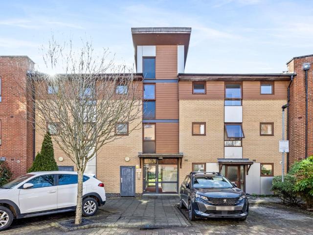 Commonwealth Drive, Nokes Court RH10, 1 bed flat to rent, £1,250 pcm | PrimeLocation