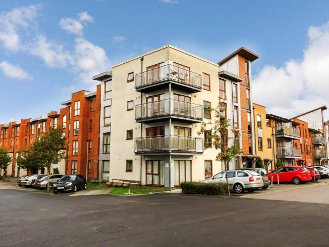 Commonwealth Drive, Three Bridges. 2 bed apartment to rent £1,500 pcm £346 pw